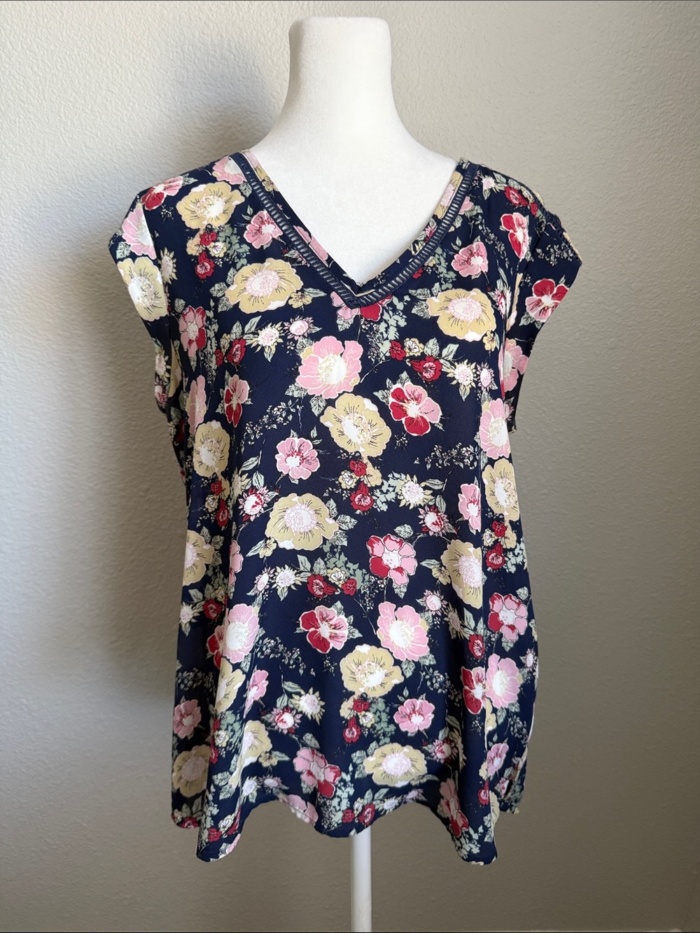 DR2 Navy Floral V-Neck Cap Sleeve Blouse